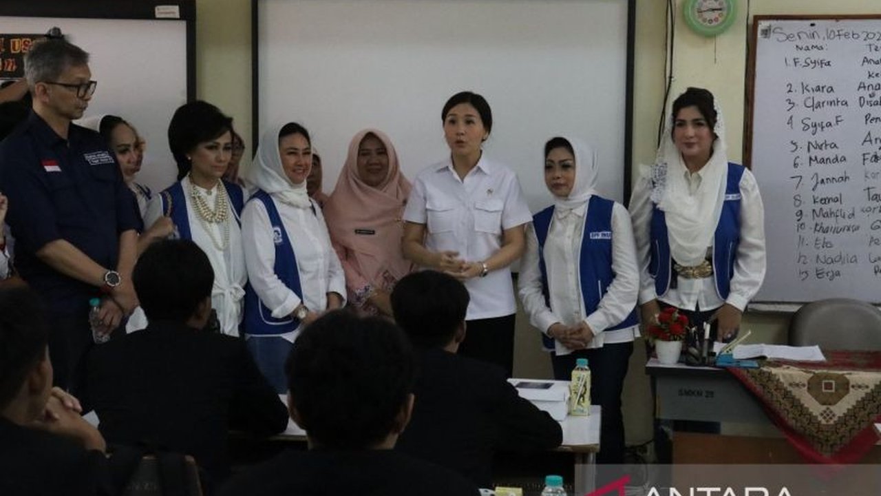 Wakil Menteri PPPA, Veronica Tan, mendorong anak muda yang ingin menjadi pengusaha untuk belajar dari pengalaman dan kesuksesan para anggota IWAPI dalam peringatan HUT ke-50 organisasi tersebut.