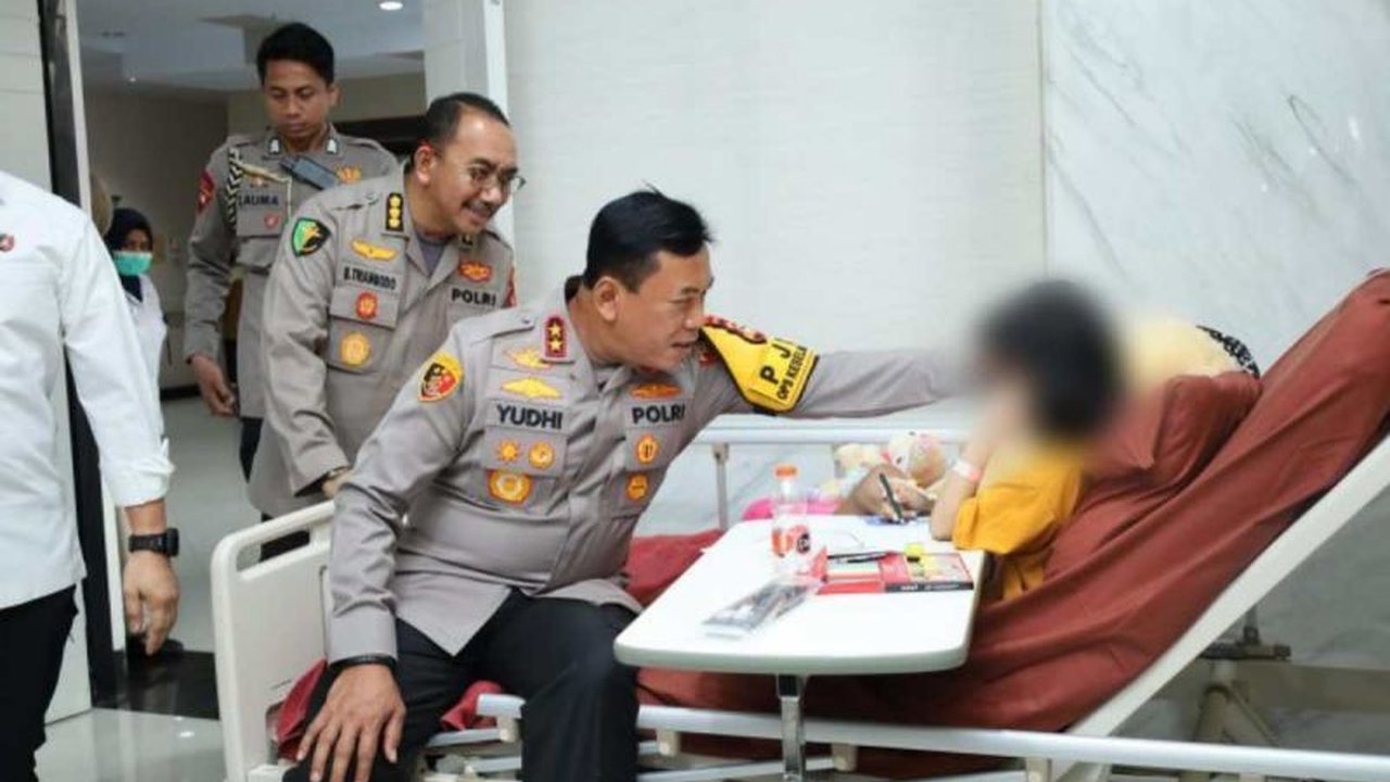 Kapolda Sulsel mengunjungi dua bocah korban kekerasan orangtua di RS Bhayangkara Makassar, memberikan perhatian khusus pada pemulihan fisik dan psikis mereka, serta memastikan penanganan kasus terus berlanjut.