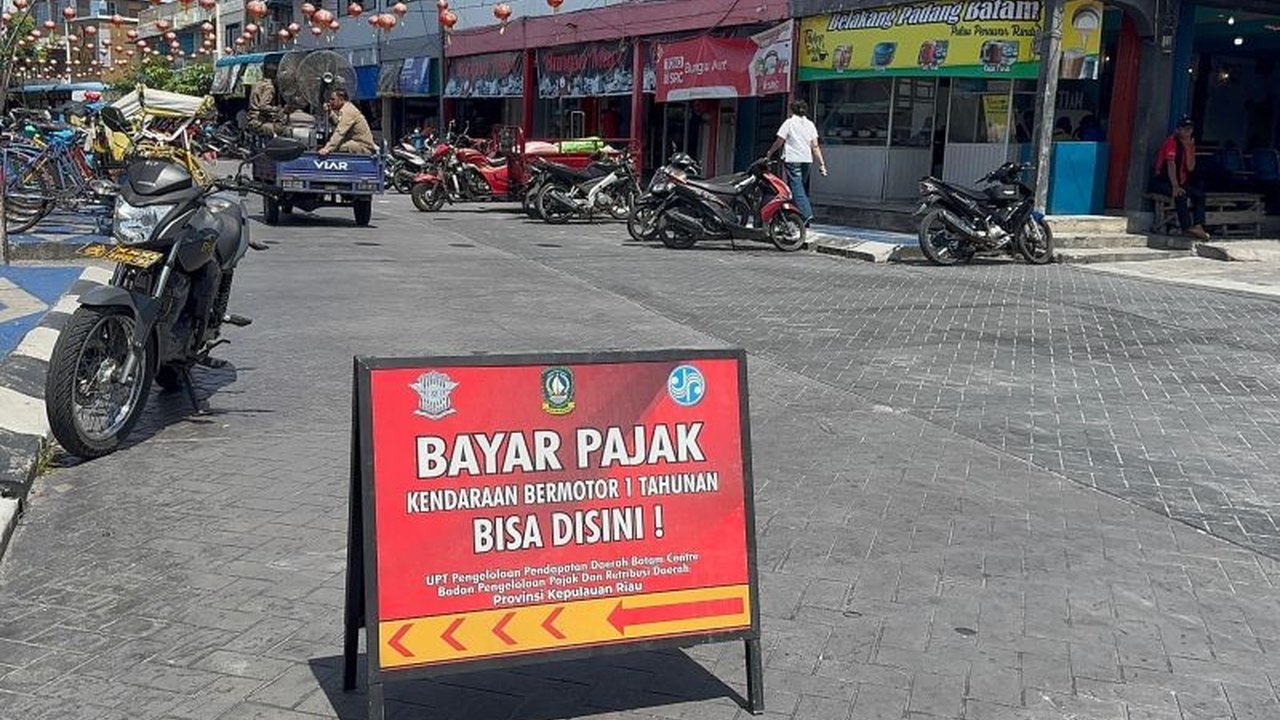 Ditlantas Polda Kepri laksanakan program Samsat Antar Pulau (Sampu) di Pulau Belakangpadang, Batam, memudahkan warga membayar pajak kendaraan dan registrasi.