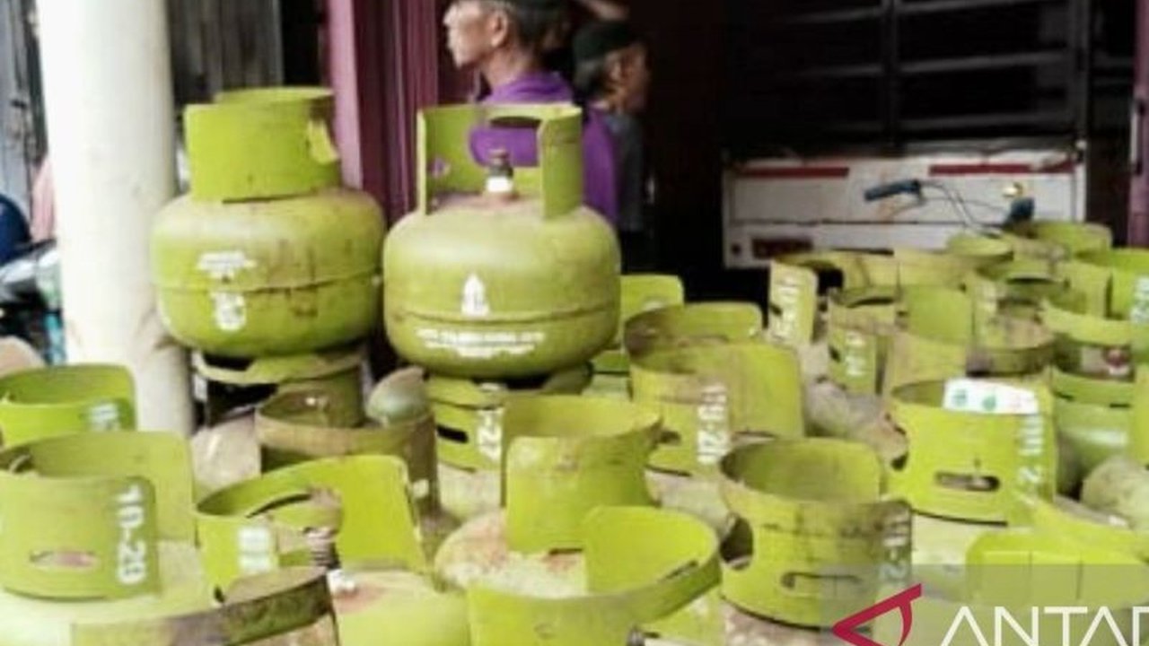 Sebanyak 100 pengecer elpiji 3 kg di Karawang telah mengajukan Nomor Induk Berusaha (NIB) untuk menjadi pangkalan resmi, menandakan peningkatan kepatuhan dan formalitas usaha di sektor ini.