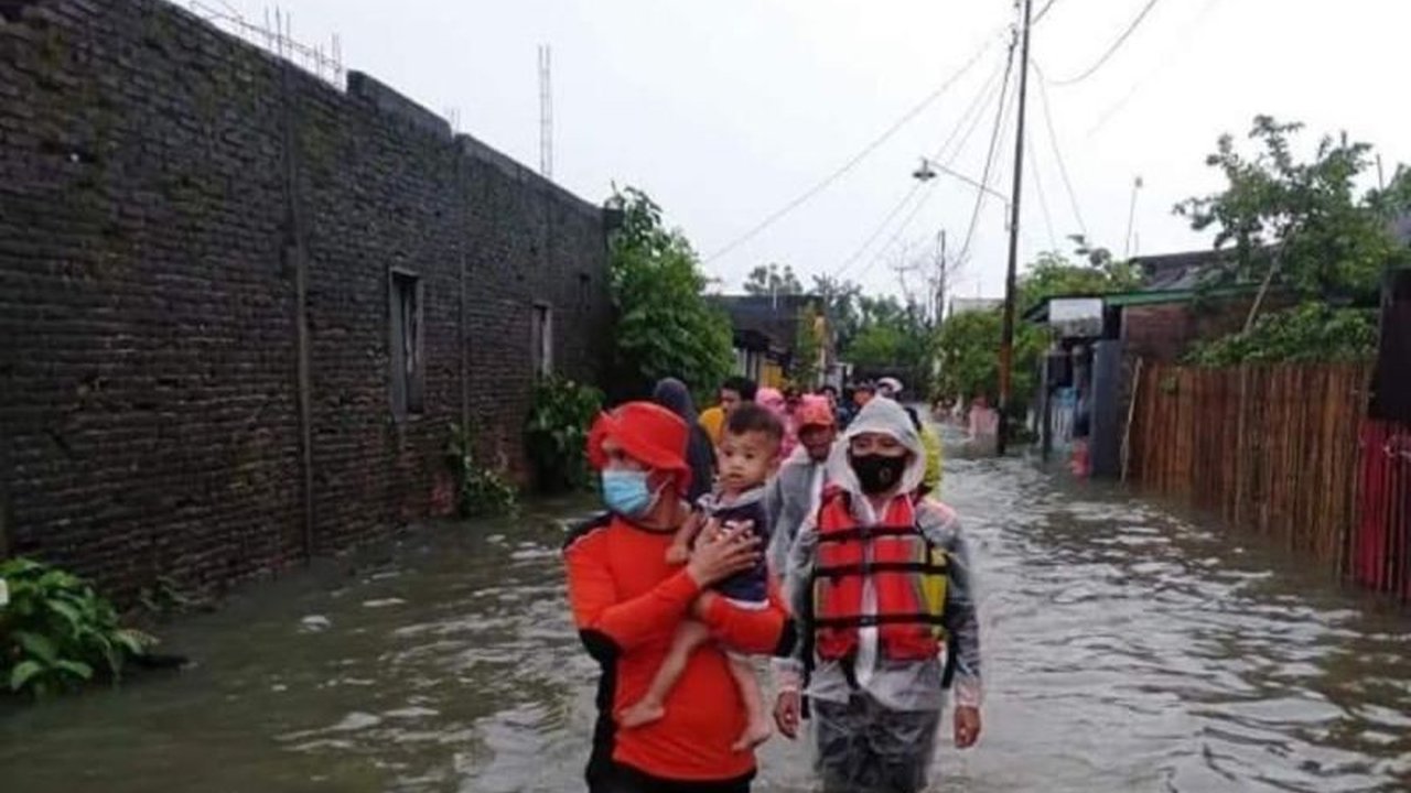 Hujan deras menyebabkan Bendungan Lekopancing di Maros, Sulawesi Selatan meluap dan mengakibatkan banjir yang merendam 10 kecamatan, dengan ketinggian air mencapai 2 meter di beberapa wilayah.