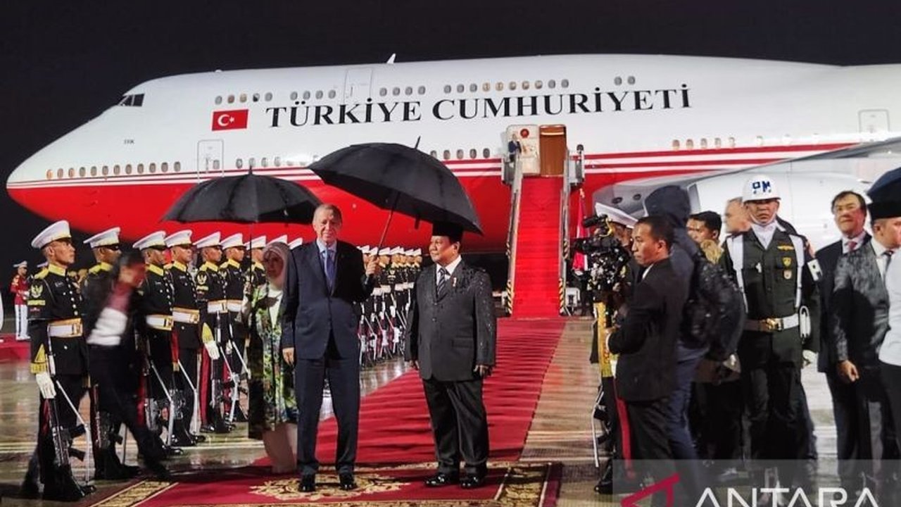 Presiden Prabowo Subianto menunjukkan kedekatannya dengan Presiden Turki Recep Tayyip Erdogan dengan mengantar langsung tamu negara tersebut menuju hotelnya setelah tiba di Indonesia,  menandakan hubungan bilateral yang erat antara kedua negara.