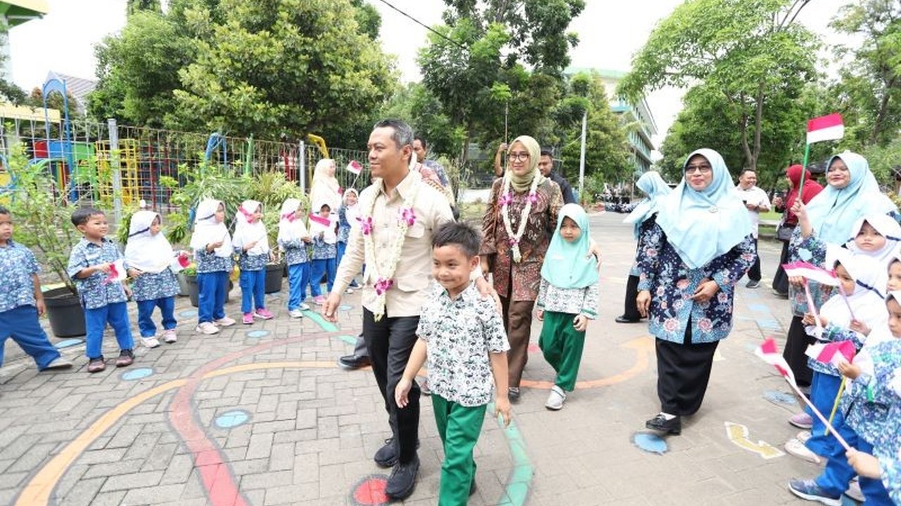 Wakil Menteri Pendidikan Dasar dan Menengah (Wamendikdasmen) Fajar Riza Ul Haq menekankan pentingnya pendidikan karakter di PAUD sebagai fondasi pembangunan generasi emas Indonesia 2045, terlihat dari kunjungannya ke KB-TK Al Muslim, Sidoarjo.