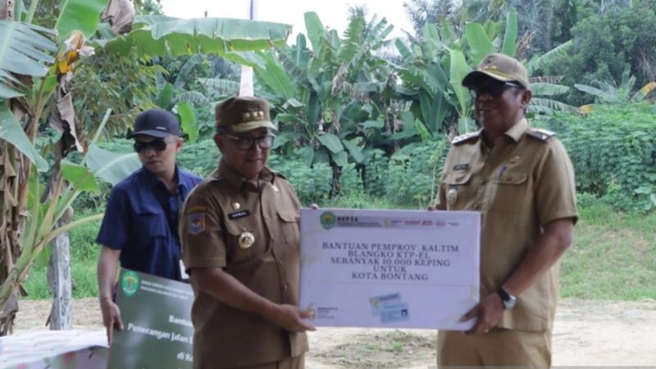 Penjabat Gubernur Kaltim, Akmal Malik, menyerahkan berbagai bantuan untuk pelayanan publik di Bontang, termasuk blanko KTP elektronik, PJUTS, peralatan penanggulangan bencana, dan lainnya, guna meningkatkan kesejahteraan masyarakat.