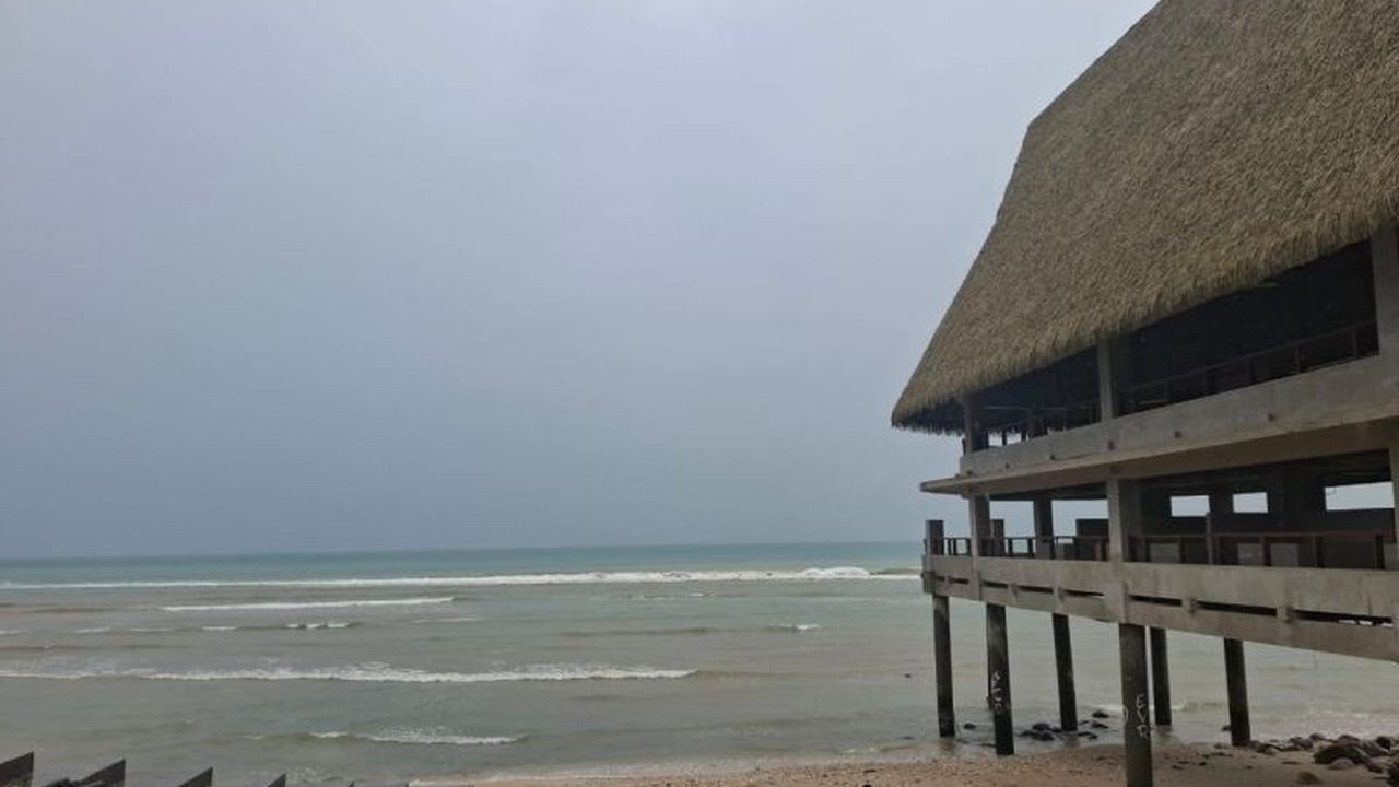 Ombak laut setinggi 2,5-4 meter akibat cuaca ekstrem di NTT menyebabkan penundaan distribusi BBM ke Rote Ndao dan Sabu Raijua hingga Kamis (13/2),  menurut PT Pertamina Patra Niaga Jatimbalinus.