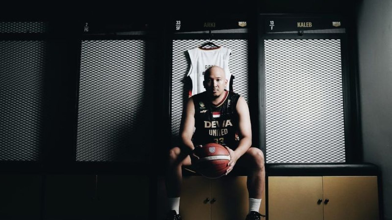 Setelah 13 tahun membela Satria Muda, Arki Dikania Wisnu kini menghadapi mantan timnya bersama Dewa United, dalam laga IBL yang sarat emosi dan strategi.