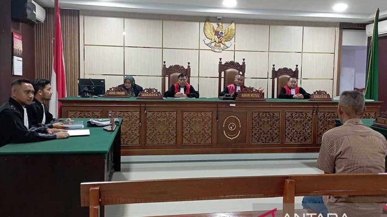 Jaksa tuntut Kades Seurapong, Aceh Besar, tiga tahun penjara dan denda Rp50 juta subsider tiga bulan kurungan karena korupsi dana desa senilai Rp762 juta lebih.