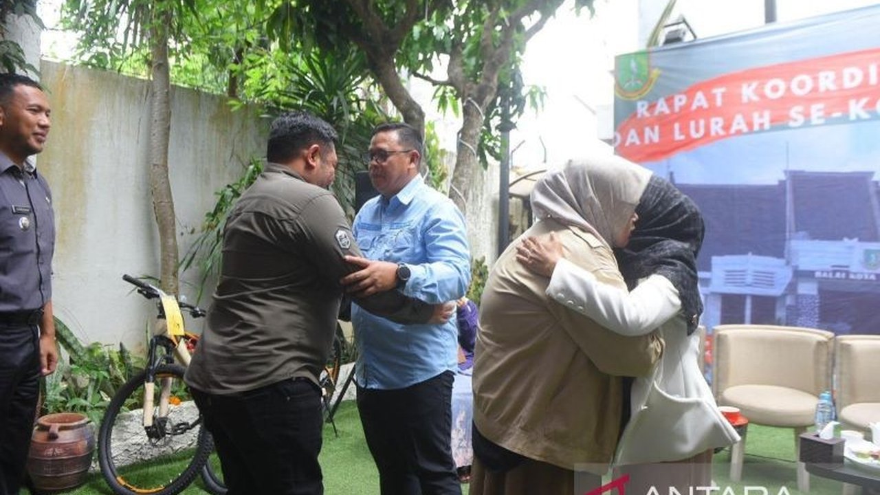 Penjabat Wali Kota Sukabumi, Kusmana Hartadji, menyampaikan perpisahan dan capaian kinerja, termasuk penurunan angka stunting yang signifikan, dalam rapat koordinasi terakhirnya.
