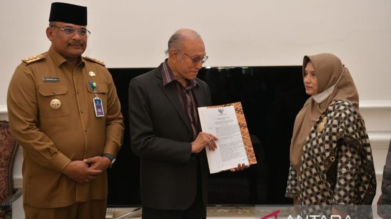 Pemerintah Aceh, melalui Pj Gubernur dan Wali Nanggroe, resmi menyerahkan hibah tanah dan rumah kepada keluarga Laksamana Keumalahayati sebagai bentuk penghargaan atas jasa-jasa pahlawan nasional tersebut.