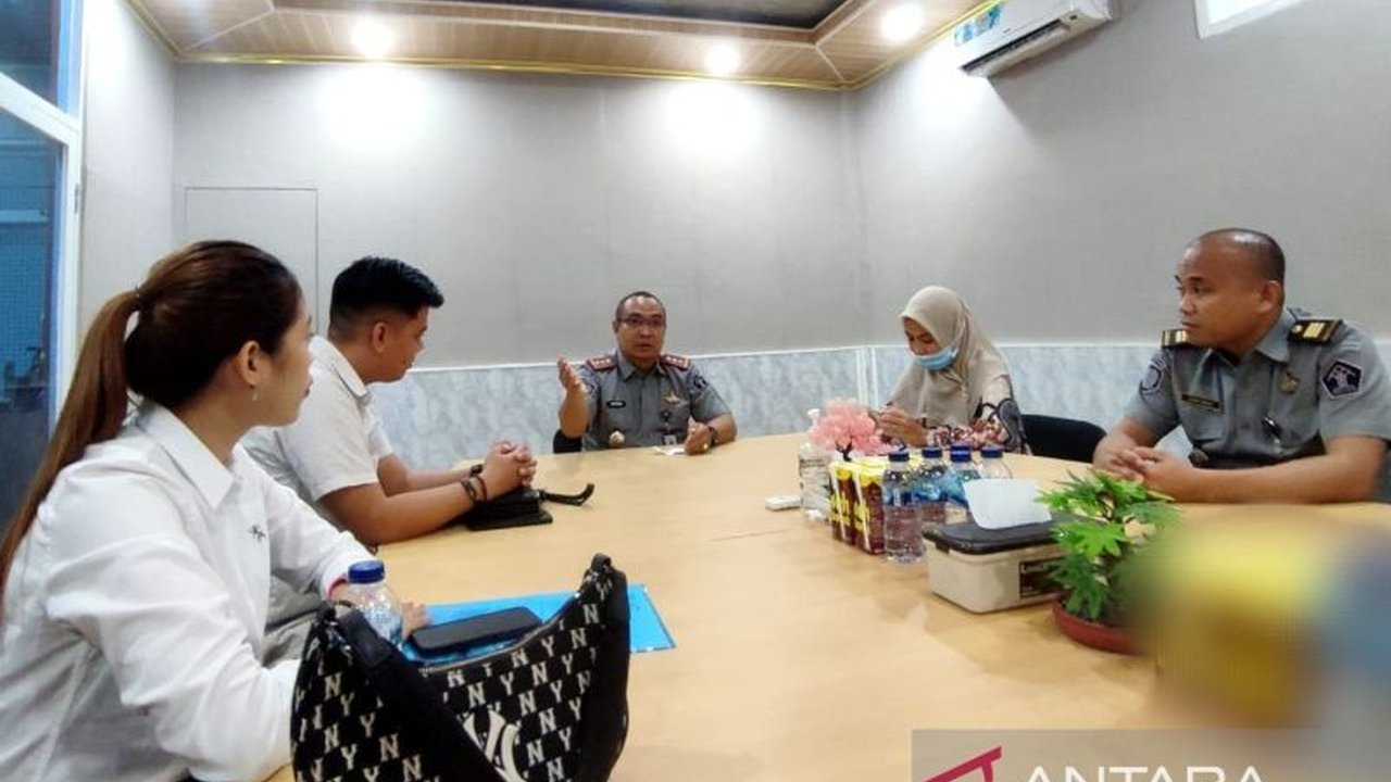 Kepala Rutan Makassar meluruskan kegaduhan terkait pesan viral tersangka uang palsu, ASS, yang ternyata ditulis ulang keluarganya dan tersebar luas di media sosial.