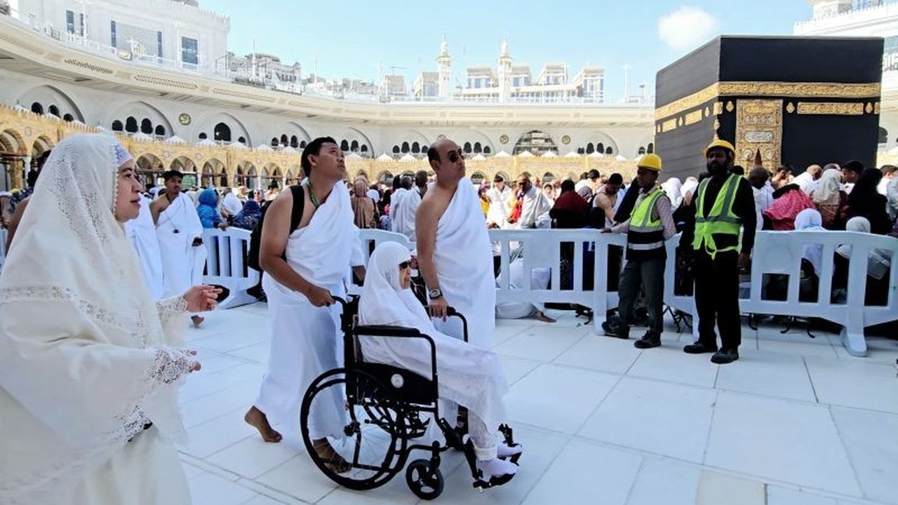 Presiden ke-5 RI, Megawati Soekarnoputri, bertemu dan disapa dengan hangat oleh jamaah Indonesia saat menjalankan ibadah umrah di Mekkah,  menciptakan momen spesial selama perjalanannya.