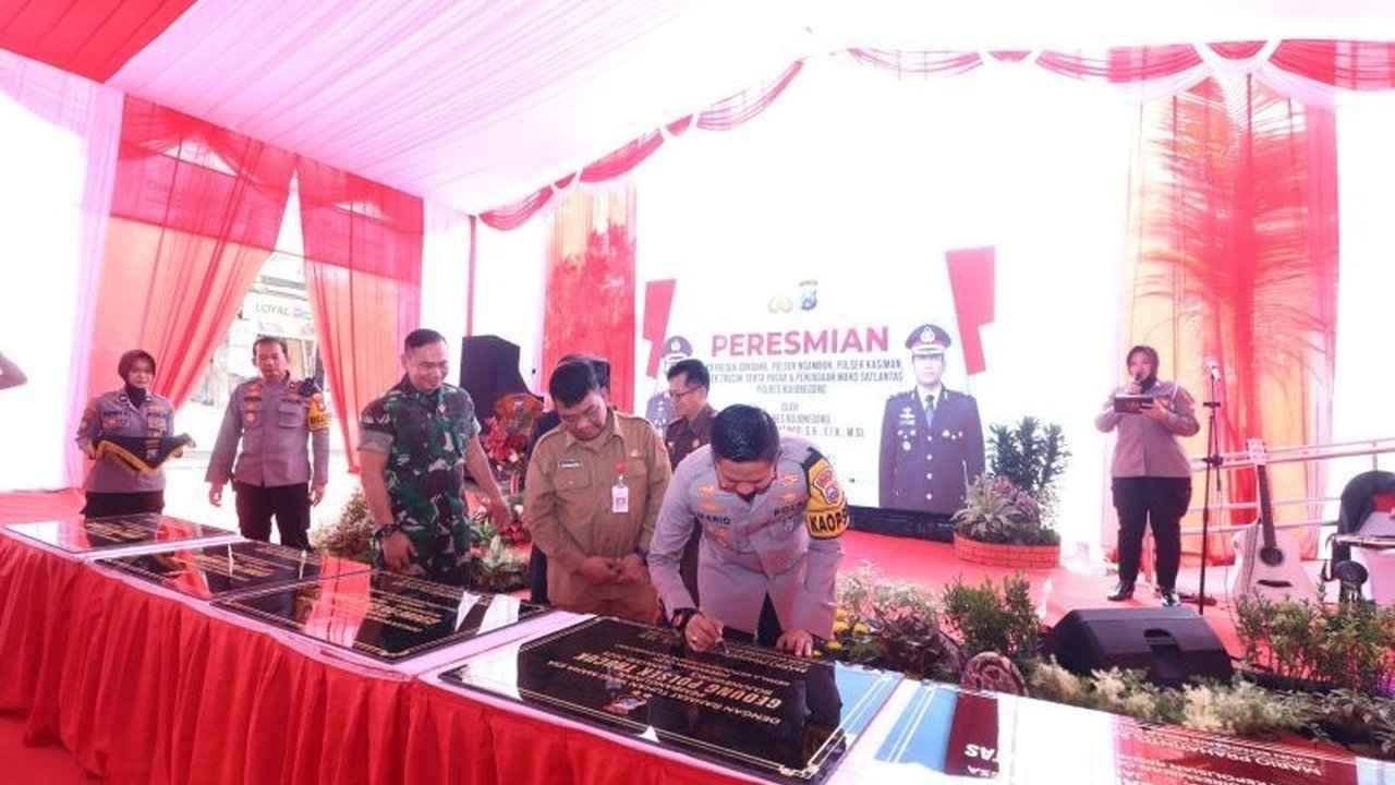 Polres Bojonegoro meningkatkan pelayanan publik lewat peresmian gedung baru empat Polsek dan satu pos Satlantas, berkat hibah Pemkab Bojonegoro, yang diharapkan dapat meningkatkan kinerja dan pelayanan kepada masyarakat.