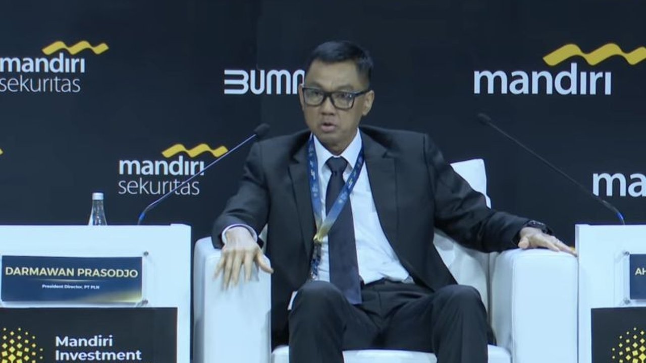 Direktur Utama PLN, Darmawan Prasodjo, menyoroti tantangan besar dalam menyeimbangkan pertumbuhan ekonomi 8 persen dengan transisi energi hijau, membutuhkan kolaborasi global dan investasi masif.