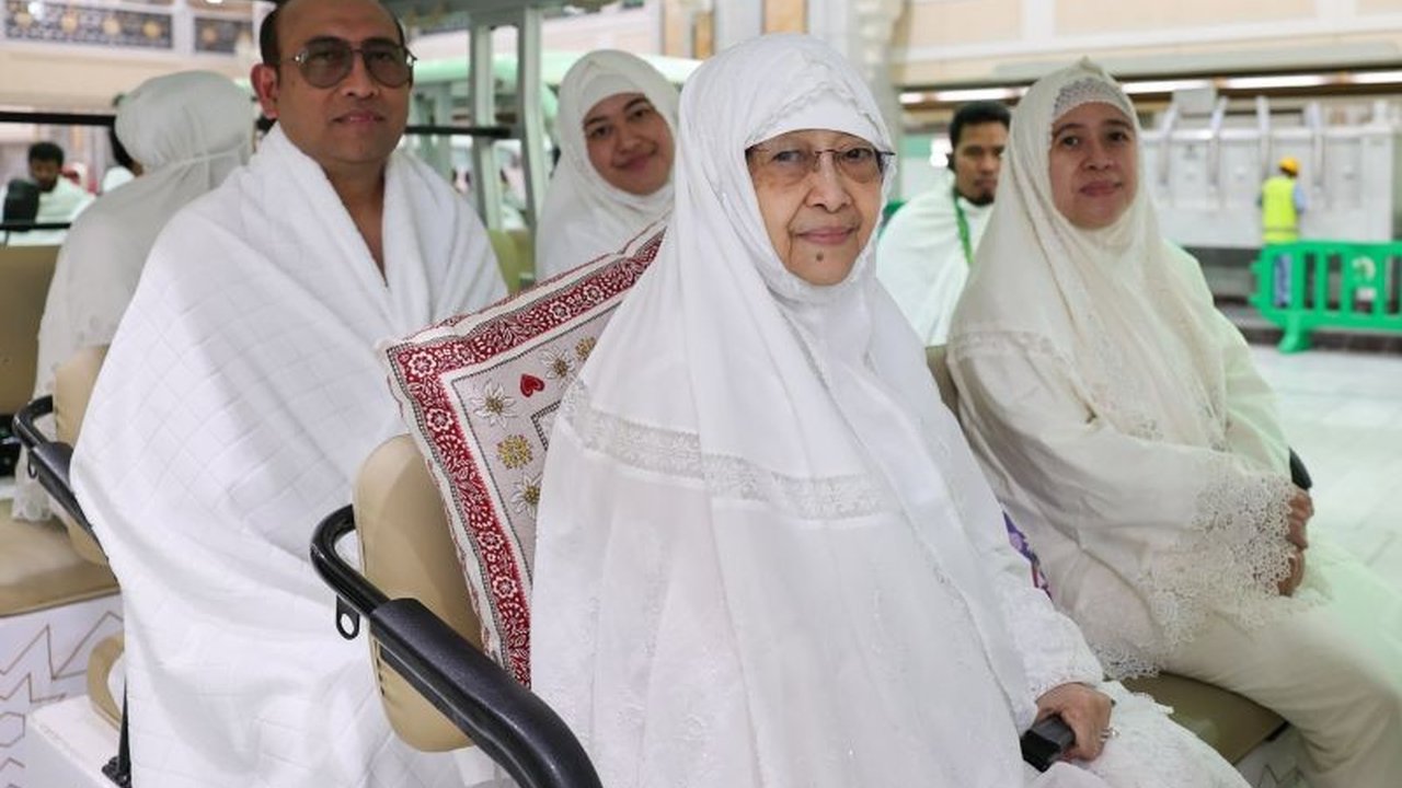 Presiden ke-5 RI Megawati Soekarnoputri beserta anak-anaknya, Puan Maharani dan Mohamad Rizki Pratama, telah menyelesaikan ibadah umrah di Tanah Suci, ditandai dengan prosesi tahalul.