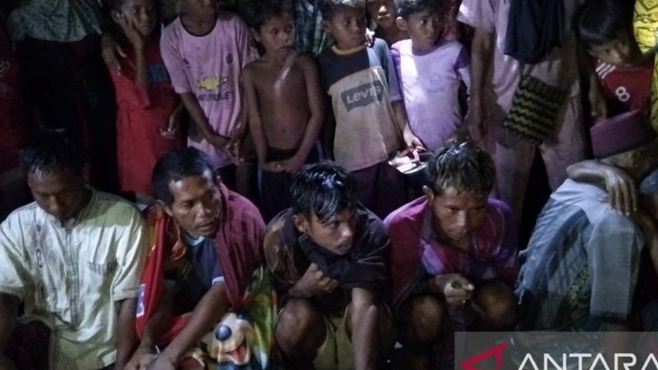 Delapan penumpang selamat setelah dua perahu mereka terbalik dihantam gelombang tinggi di perairan Pulau Sangiang, Bima, Nusa Tenggara Barat, Selasa (11/2), meskipun sempat dinyatakan hilang.