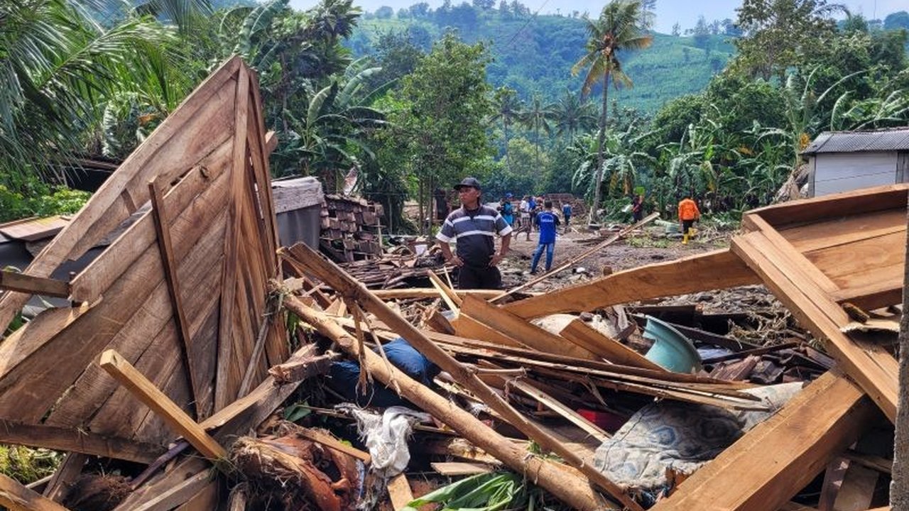 Banjir bandang di Situbondo mengakibatkan 213 warga mengalami diare, ISPA, dan penyakit lainnya; Pemkab Situbondo mendirikan 13 posko kesehatan untuk menangani korban.