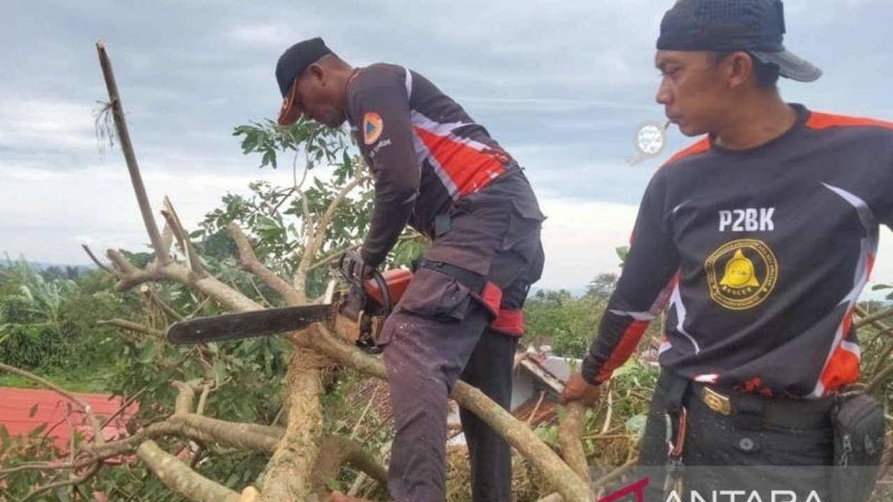 Sebanyak 70 bencana, didominasi angin puting beliung, melanda 27 kecamatan di Sukabumi pada Januari 2025, mengakibatkan kerusakan rumah, fasilitas umum, dan kerugian mencapai Rp1,39 miliar, meskipun tidak ada korban jiwa.