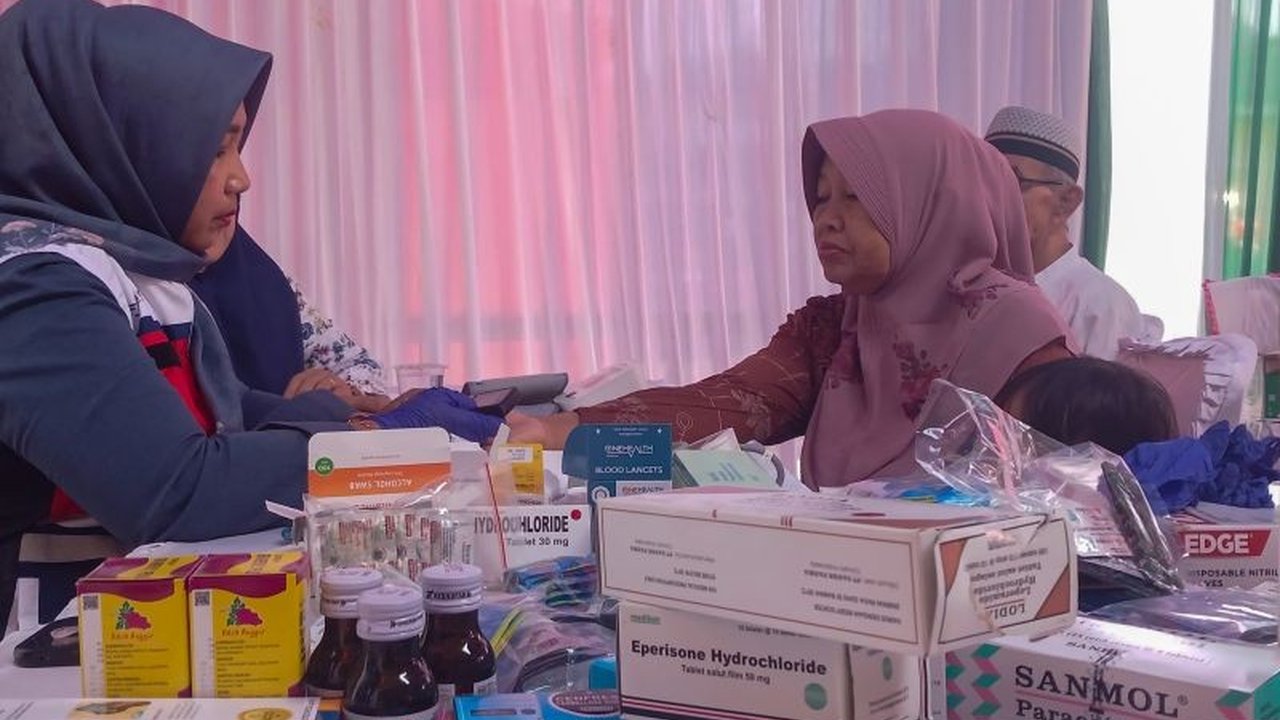 Pertamina Patra Niaga Regional Sumbagut adakan pengobatan gratis di Padang untuk memperingati Bulan K3, memberikan akses kesehatan bagi masyarakat sekitar dan mendorong kesadaran akan pentingnya keselamatan kerja.