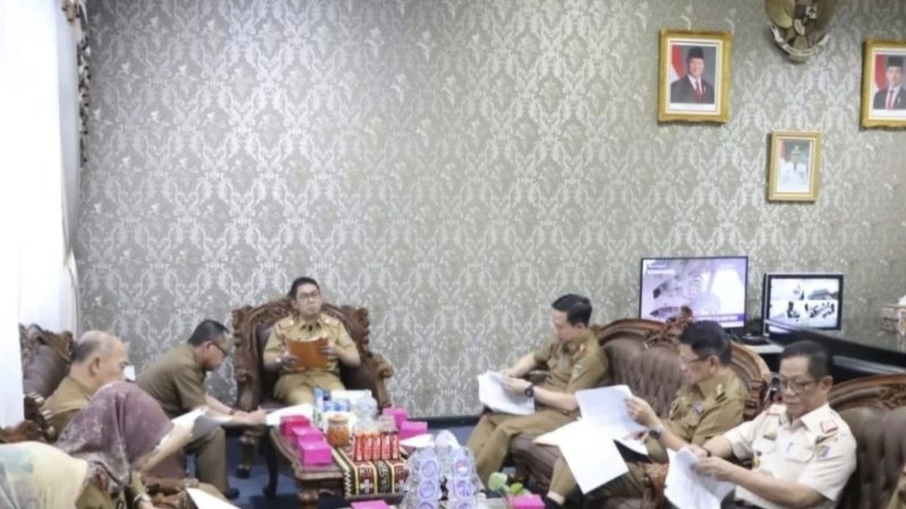 Pemprov Lampung melakukan efisiensi anggaran hingga Rp600 miliar di APBD 2025, dengan pengurangan belanja alat tulis kantor, makanan/minuman, perjalanan dinas, dan kegiatan sosialisasi non-prioritas.