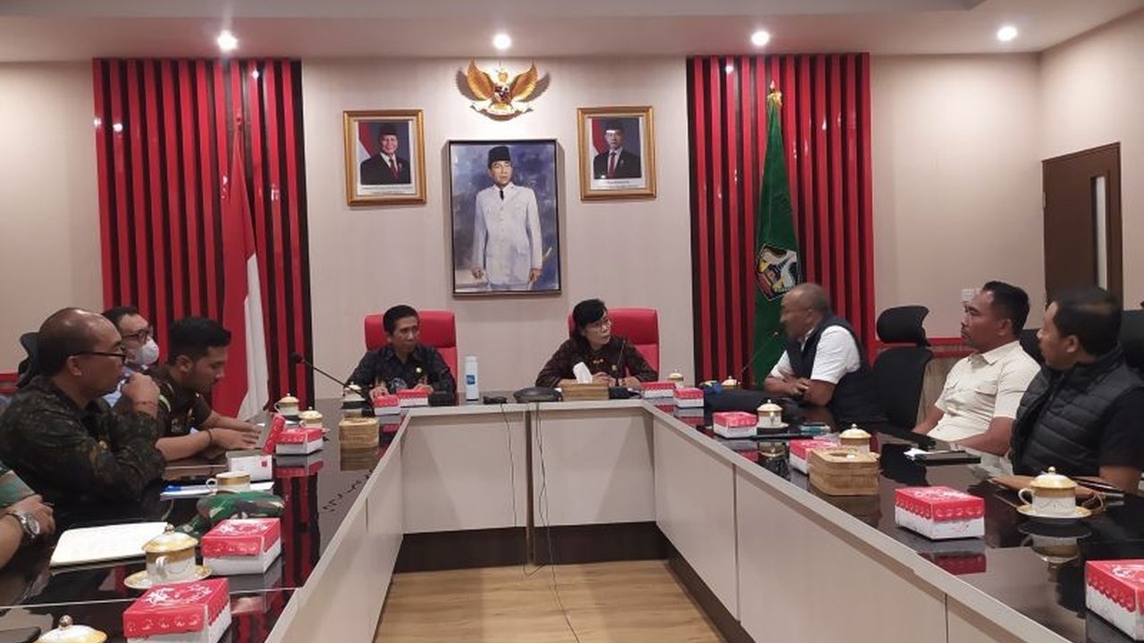 Penjabat Sekda Bangli memimpin rapat koordinasi untuk memastikan ketersediaan dan pendistribusian LPG 3 kg bersubsidi tepat sasaran, sekaligus mengatasi kelangkaan dan antrean.