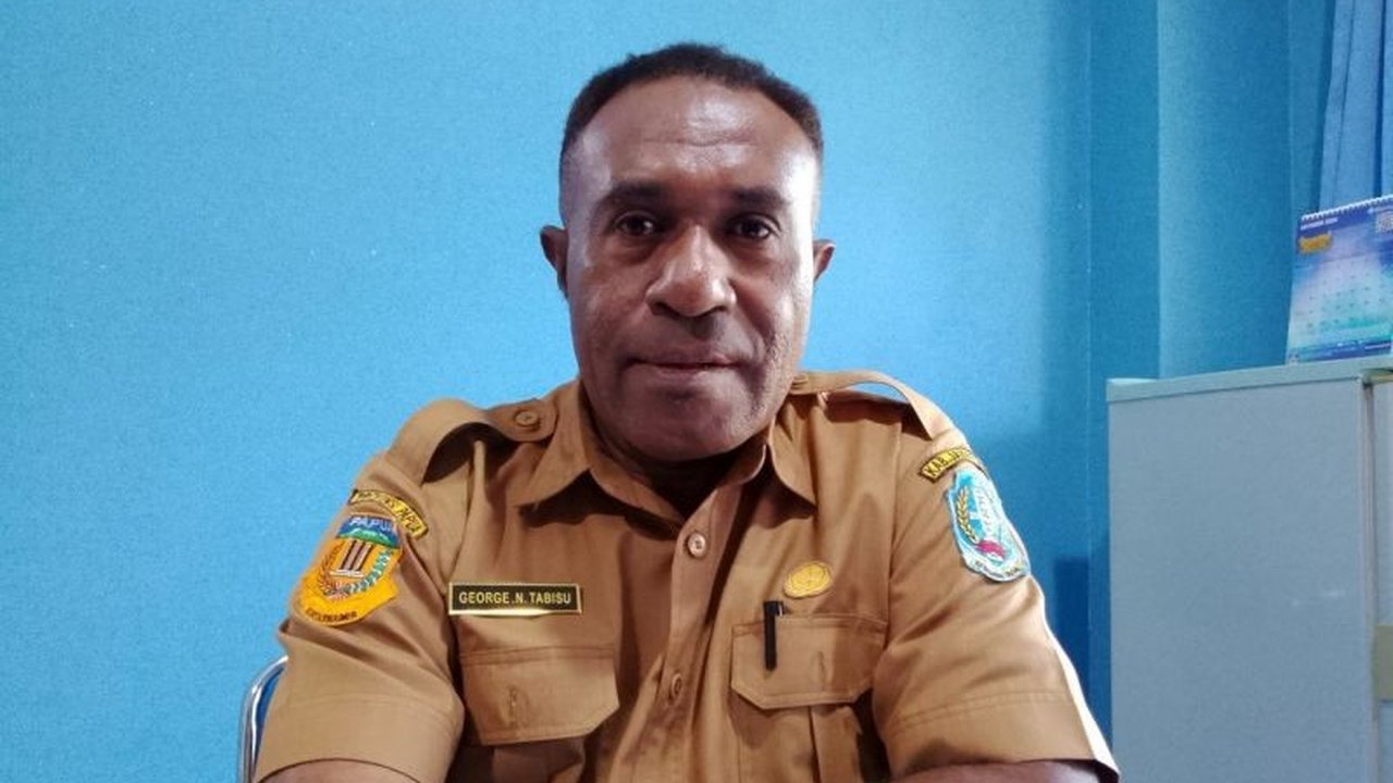 Dinas PUPR Kabupaten Jayapura menekankan pentingnya infrastruktur dasar untuk pertumbuhan ekonomi, namun menghadapi tantangan defisit anggaran DAK dan DAU di tahun 2025, sehingga fokus pembangunan diprioritaskan pada daerah dengan pertumbuhan ekonomi ting