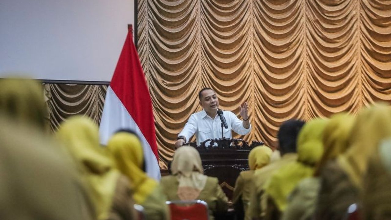 Wali Kota Surabaya, Eri Cahyadi, menginstruksikan pembaruan data warga miskin dan proposal visi-misi dari seluruh pejabat struktural Pemkot Surabaya untuk menentukan prioritas anggaran 2025 dan penataan jabatan.
