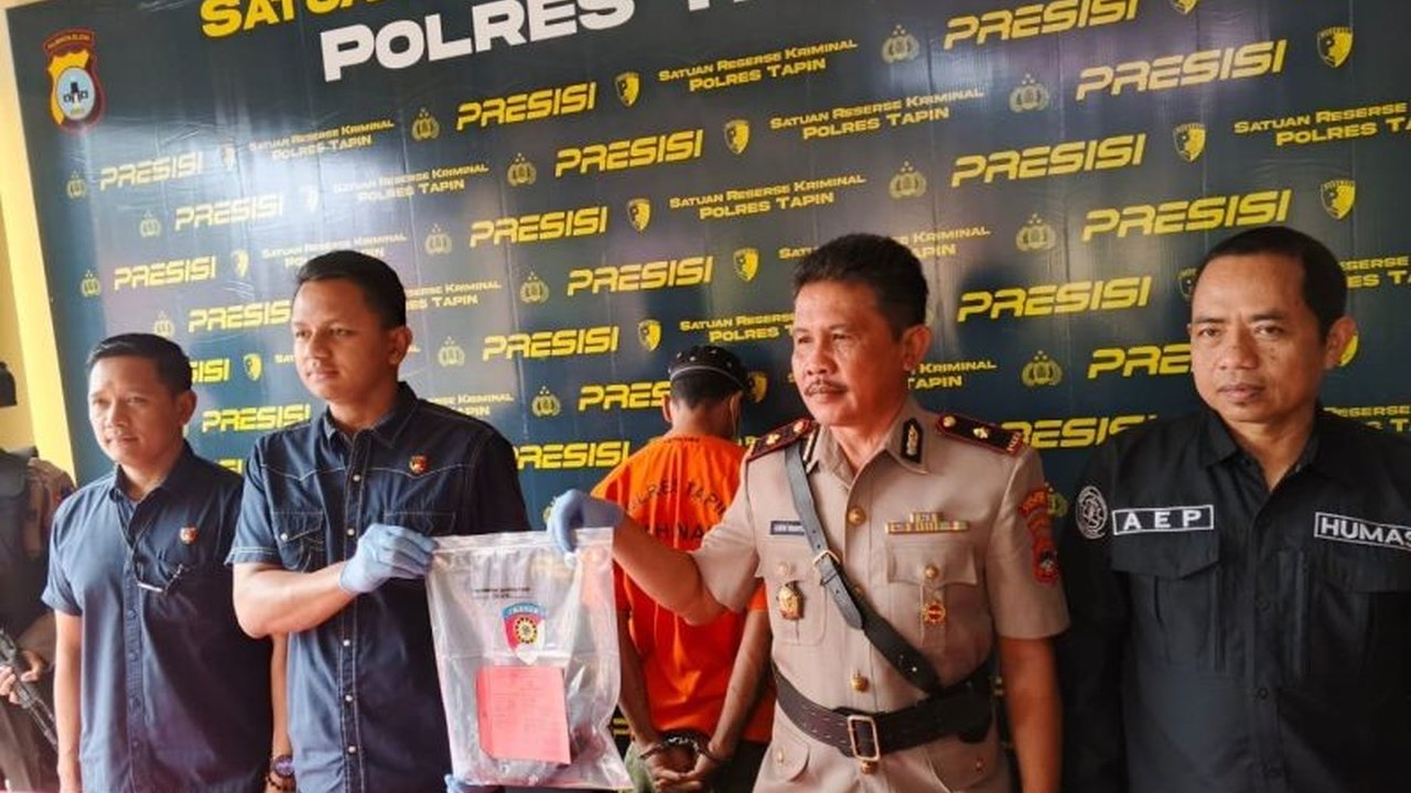 Polisi menangkap Mahli, pelaku pembunuhan Arbain di Tapin, Kalimantan Selatan, yang telah menjadi buronan selama dua tahun karena motif dendam lama, kini terancam hukuman 20 tahun penjara.