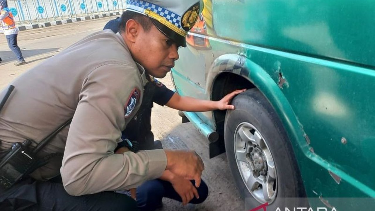 Operasi Keselamatan Lodaya 2025 di Garut mengungkap dua angkutan umum, satu angkot dan satu elf, yang dinyatakan tidak layak beroperasi karena kondisi kendaraan yang membahayakan.