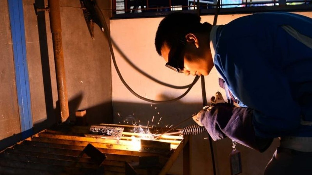 Jawa Barat membidik investasi Rp270 triliun pada 2025 untuk mendorong pertumbuhan ekonomi 5,6 persen, peningkatan dari capaian Rp251,14 triliun di 2024 yang telah menyerap 383.000 tenaga kerja.