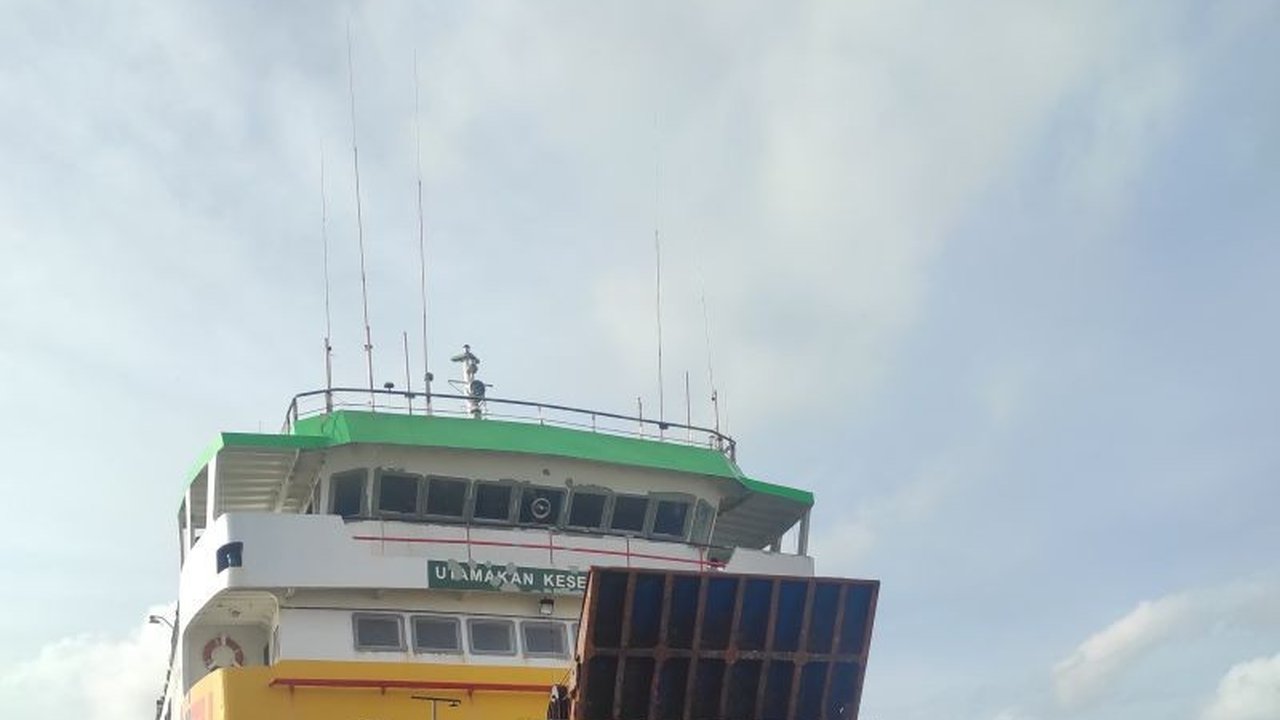 Setelah lima hari tertunda akibat cuaca buruk, pelayaran antarpulau di Tual, Maluku, kembali beroperasi berkat membaiknya kondisi gelombang laut dan prakiraan cuaca BMKG.