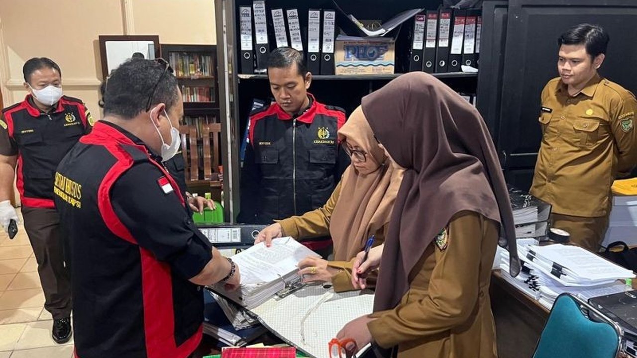 Kejaksaan Tinggi Kalimantan Tengah menggeledah Kantor Sekretariat Daerah Kabupaten Barito Utara terkait dugaan korupsi izin tambang periode 2009-2012, dengan fokus pada penerbitan Surat Keputusan Bupati.