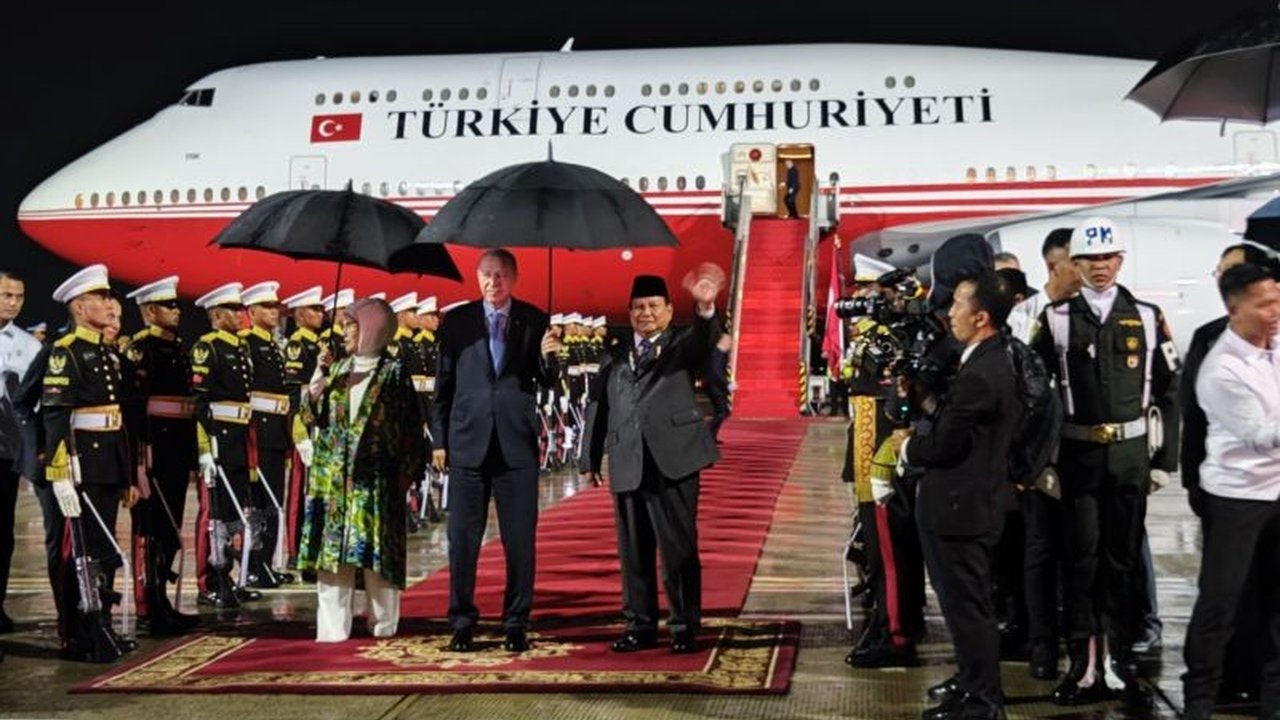 Hujan Deras Sambut Erdogan di Jakarta, Prabowo dan Erdogan Berbagi Payung
