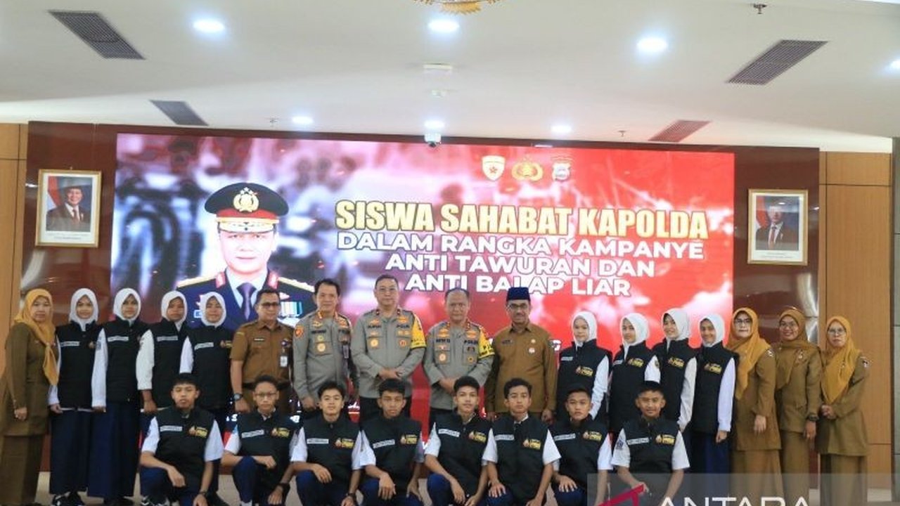 Kapolda Sumbar meluncurkan Program Siswa Sahabat Kapolda untuk mencegah tawuran dan balap liar di kalangan pelajar Sumatra Barat, menekankan pentingnya menciptakan lingkungan aman dan kondusif.