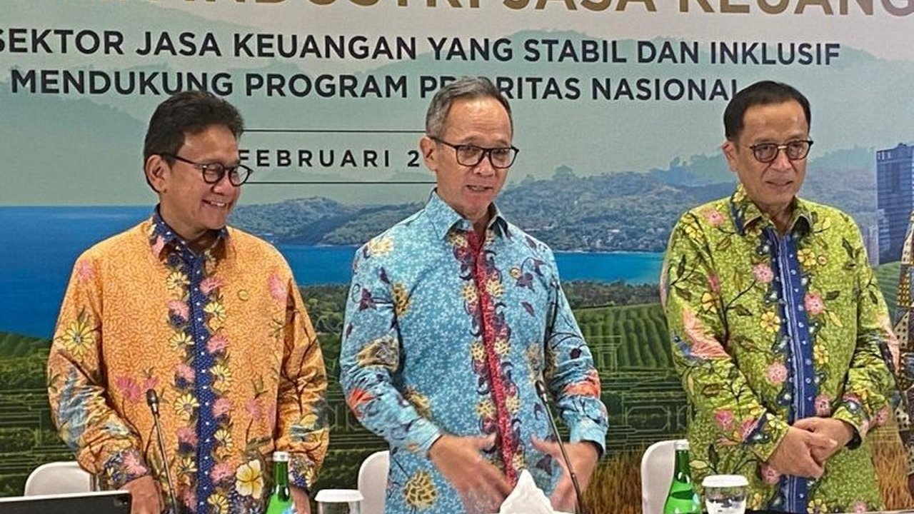 Otoritas Jasa Keuangan (OJK) mengindikasikan lahirnya dua bank syariah hasil konsolidasi pada 2025, sebagai kompetitor Bank Syariah Indonesia (BSI), didorong oleh POJK No. 12 Tahun 2023.