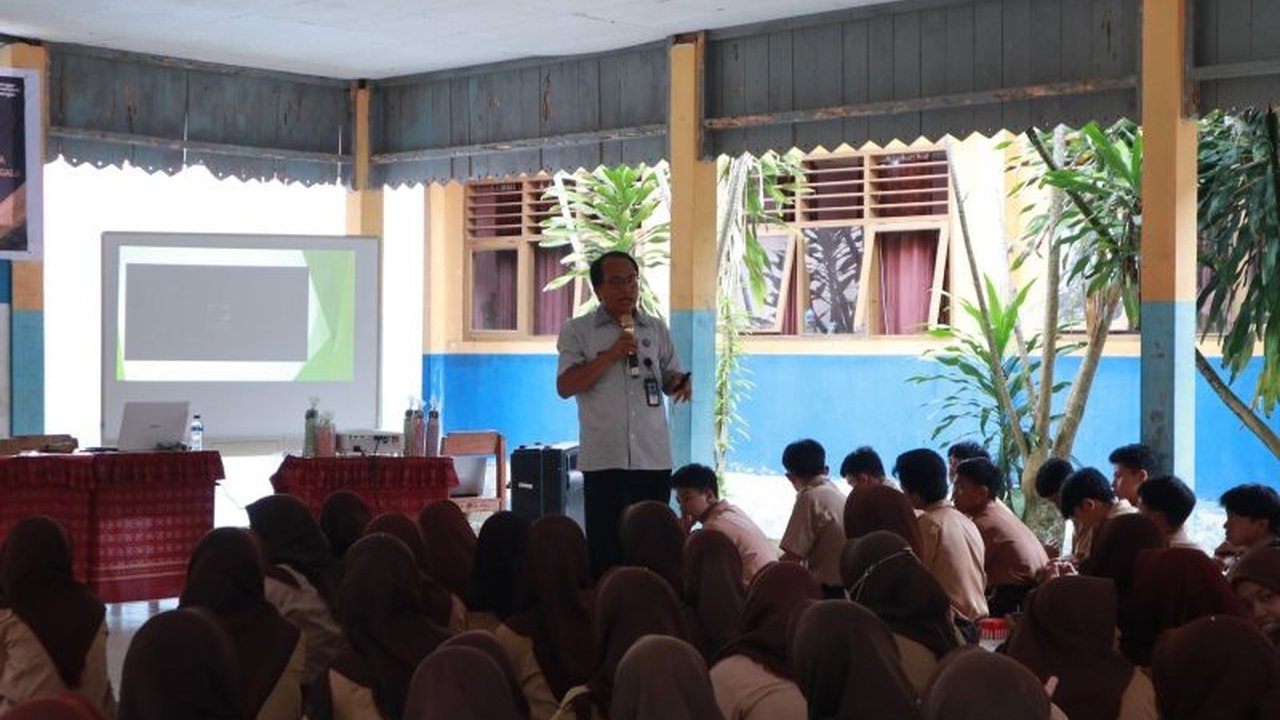 BNNK Donggala, bersama Pengadilan Negeri dan Disdikbud, meluncurkan program 'Donggala Emas' untuk mencegah penyalahgunaan narkoba di kalangan pelajar dan masyarakat, dipicu maraknya kasus narkoba di Donggala.