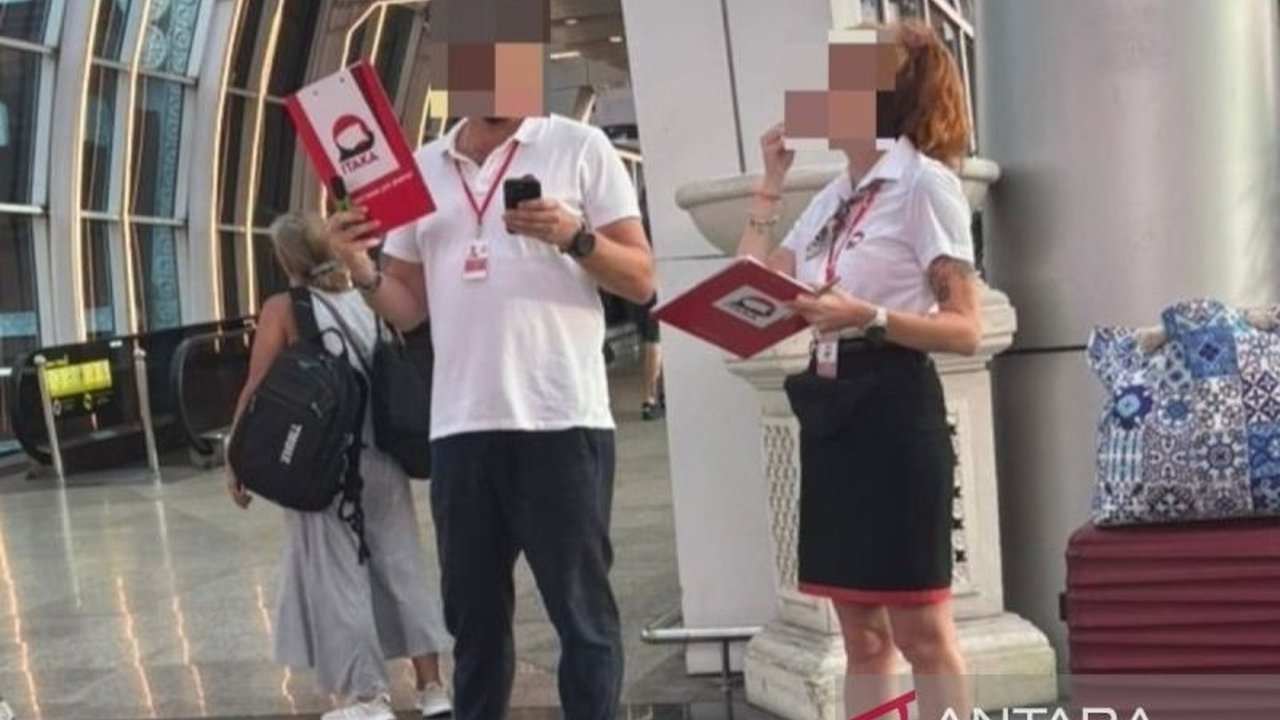Kantor Imigrasi Ngurah Rai, Bali, memeriksa dua warga negara Polandia yang diduga bekerja sebagai pemandu wisata ilegal setelah kedapatan mengantar turis asing di Bandara Ngurah Rai.