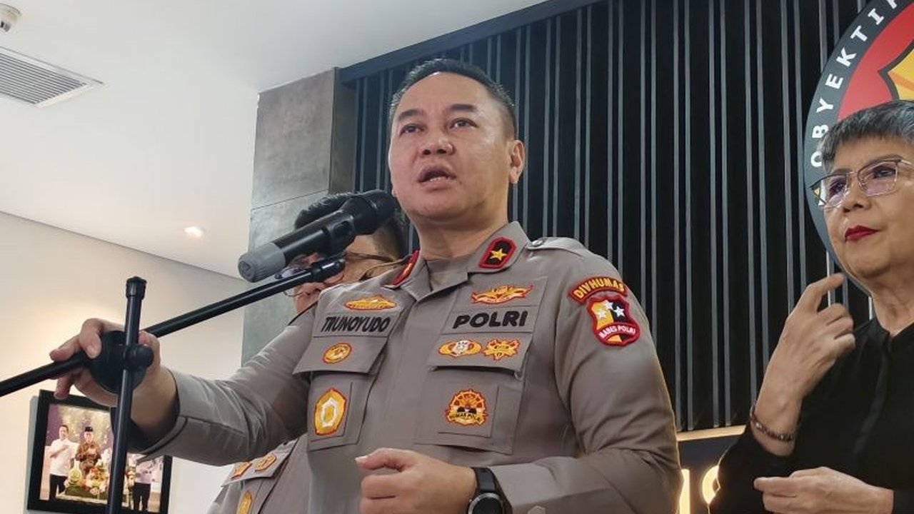 Kepolisian masih mencari nakhoda kapal KM Tenggiri yang hilang pasca-kebakaran di Dermaga 20 Marina Ancol, Jakarta Utara, Sabtu (8/2), sementara enam orang luka bakar, satu meninggal, dan bangkai kapal ditemukan.