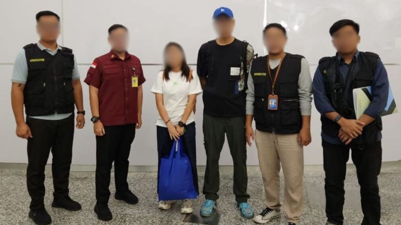 Imigrasi Kelas II Singaraja mendeportasi dua warga negara Tiongkok yang bekerja sebagai instruktur selam ilegal di Karangasem, Bali, karena melanggar izin tinggal kunjungan mereka.