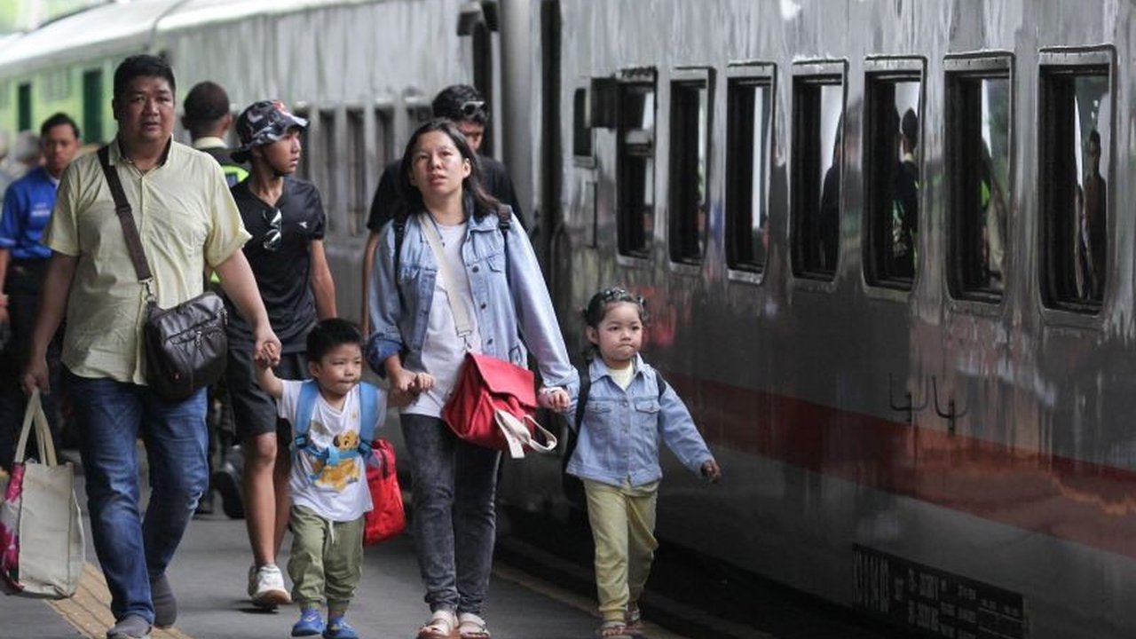 KAI dan Kemenhub terus mengoperasikan kereta api PSO di berbagai rute Jawa-Sumatera, melayani jutaan penumpang dengan tarif terjangkau dan mendorong pertumbuhan ekonomi.