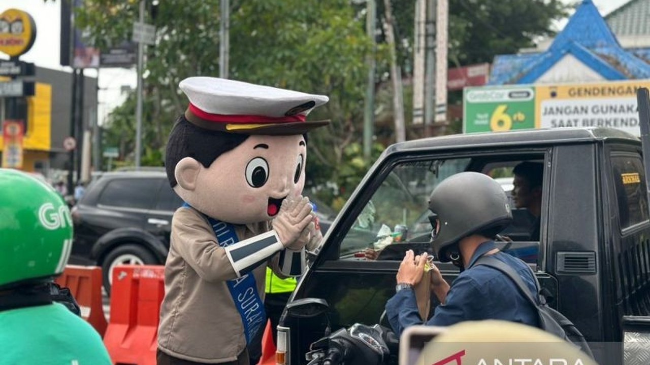 Polresta Surakarta mengedukasi pengendara di Solo terkait tujuh prioritas penindakan dalam Operasi Keselamatan Candi 2024, yang meliputi penggunaan gawai saat berkendara, melawan arus, dan pelanggaran lalu lintas lainnya, dengan pendekatan humanis dan did