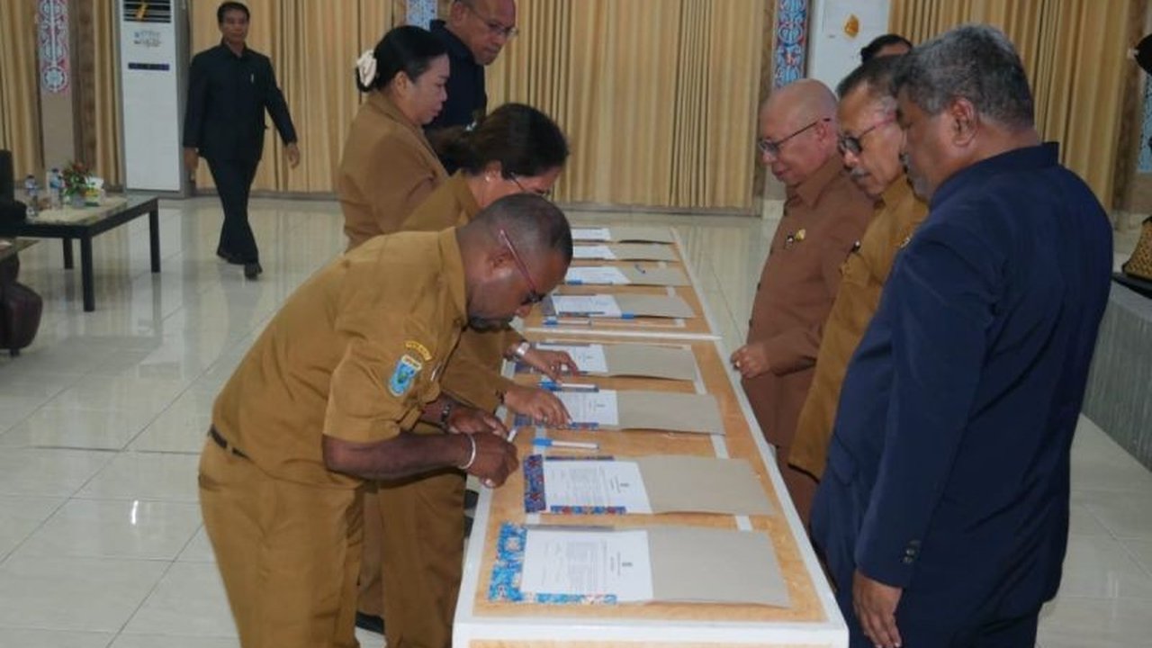 Bupati Teluk Wondama, Hendrik Mambor, menyerahkan DPA APBD 2025 senilai Rp1,04 triliun kepada perangkat daerah, menekankan transparansi, akuntabilitas, dan efektivitas anggaran untuk pembangunan kesejahteraan masyarakat.