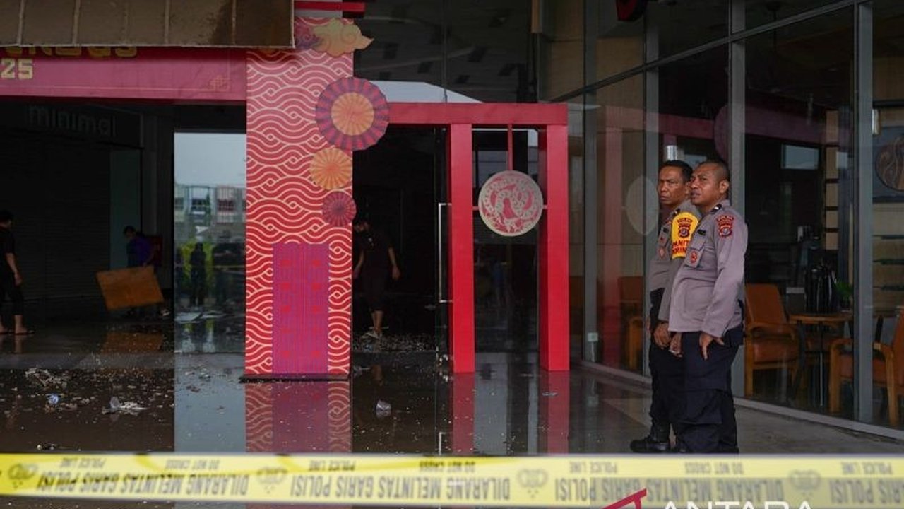 Polresta Kendari menyelidiki kebakaran di mal Bende, Kota Kendari, Sulawesi Tenggara, yang bermula dari gedung Bellagio; petugas keamanan mendengar alarm dan melihat api besar, upaya pemadaman awal gagal.