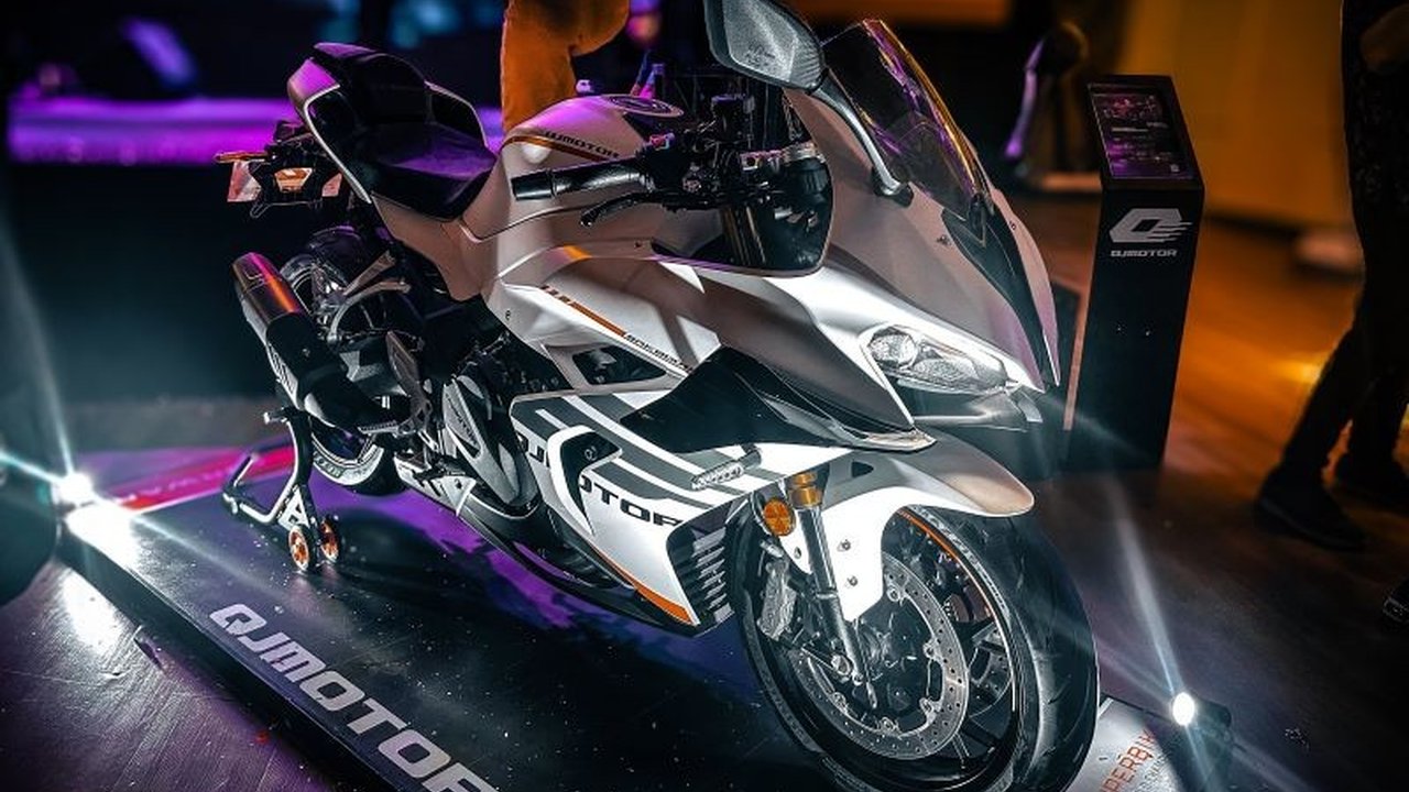 QJMOTOR, produsen motor asal China, optimistis akan menjual 10.000 hingga 20.000 unit sepeda motor di Indonesia pada tahun 2025, dengan strategi produksi lokal dan jaringan layanan 3S.