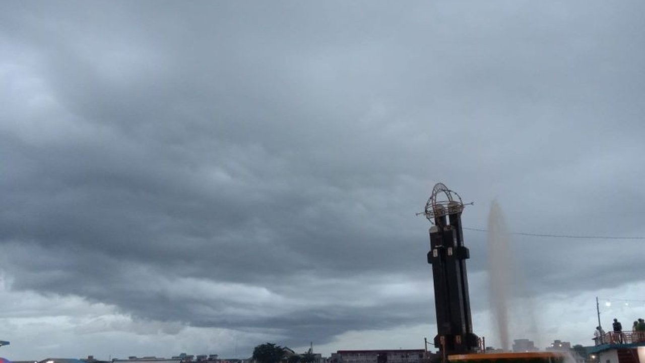 BMKG memprediksi cuaca berawan hingga hujan di berbagai kota besar Indonesia pada Rabu, 12 Juli 2024, dengan rincian prakiraan cuaca untuk beberapa wilayah di Indonesia.