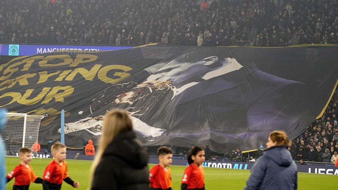 Kesia-siaan Fans Man City Bikin Spanduk Ejekan untuk Vinicius yang tak Bisa Bahasa Inggris