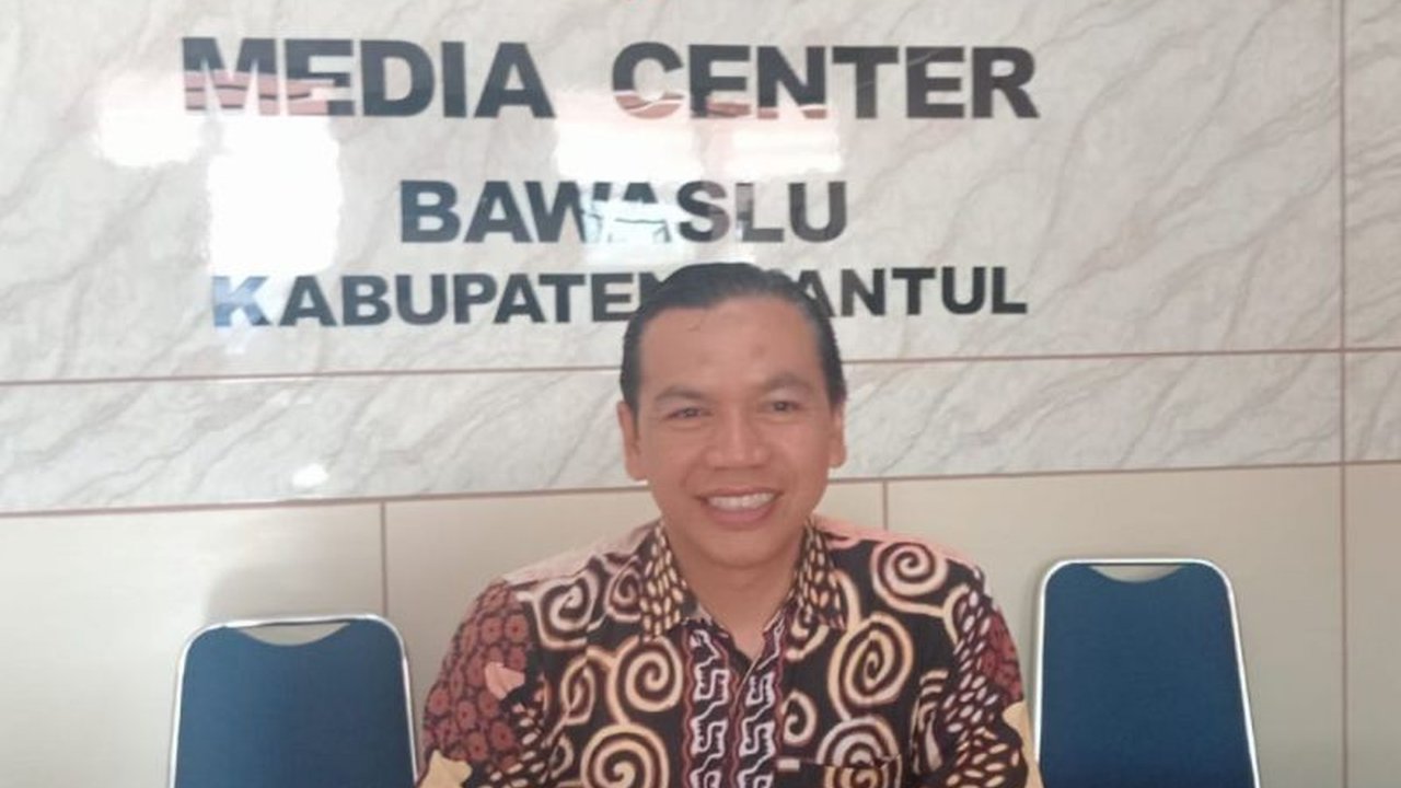 Bawaslu Bantul, DIY, berhasil memangkas anggaran hingga 50% atau sekitar Rp1,5 miliar pada tahun 2025 dengan mengoptimalkan teknologi informasi dan beralih ke metode daring untuk berbagai kegiatan.