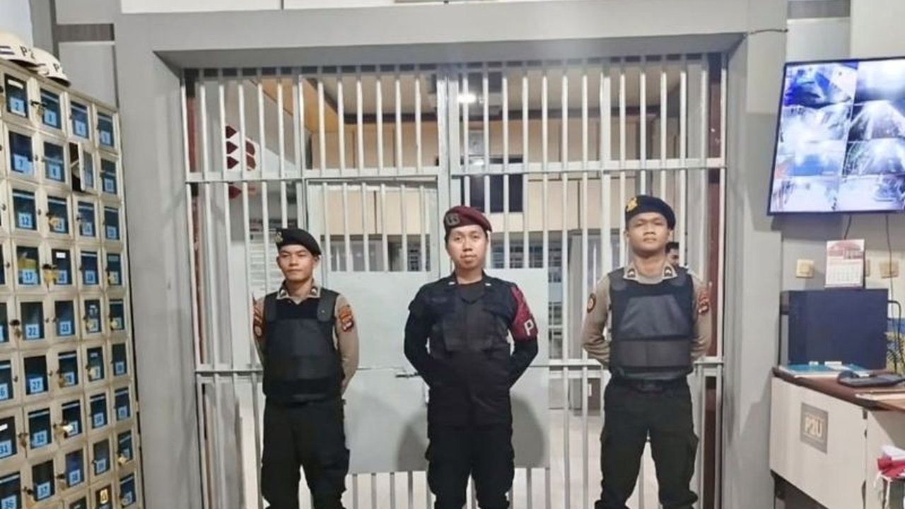 Lembaga Pemasyarakatan Kelas IIB Amuntai, Kalimantan Selatan, berkolaborasi dengan Polres HSU dalam program Patroli Sambang untuk meningkatkan keamanan dan ketertiban di dalam dan sekitar lapas, sebagai bagian dari strategi pembinaan warga binaan.
