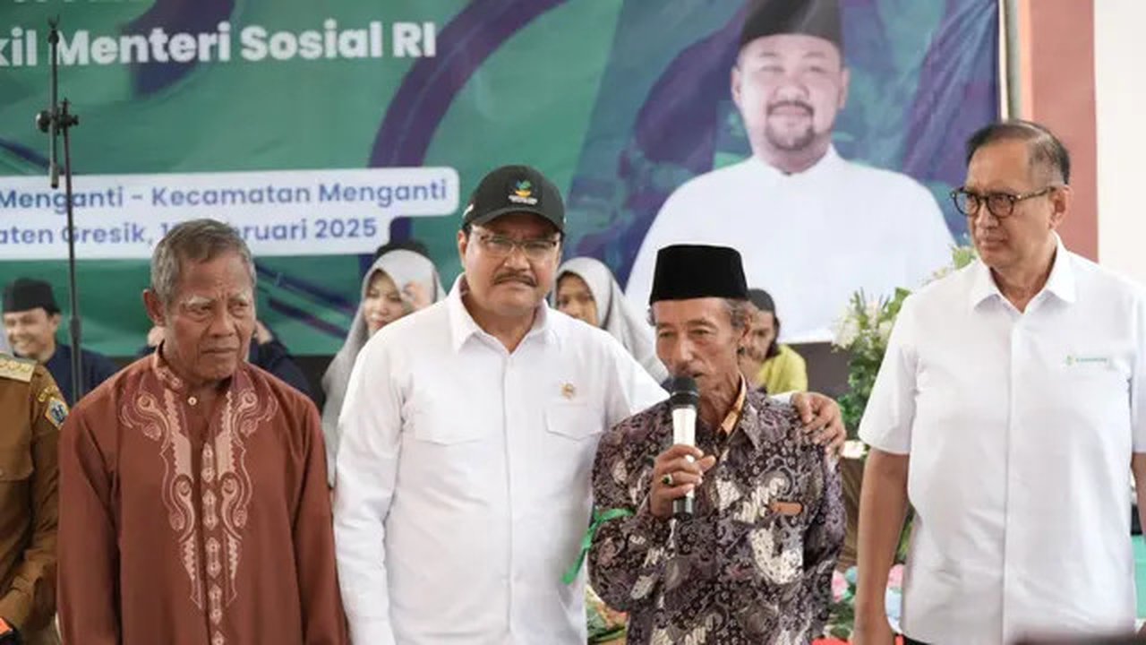 Menteri Sosial (Mensos) Saifullah Yusuf alias Gus Ipul membagikan langsung kado ulang tahun program cek kesehatan gratis kepada 55 lansia di Puskesmas Menganti, Gresik, Jawa Timur. (Foto: Kem