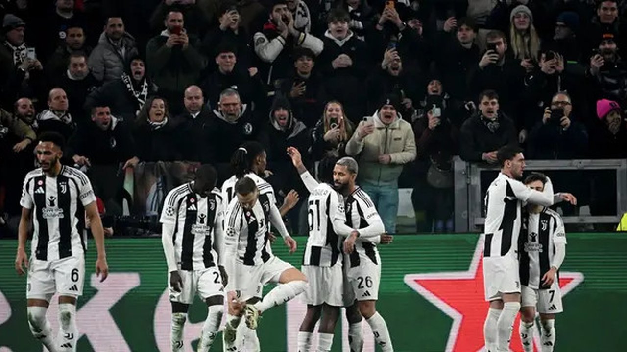 Pemain Juventus merayakan gol yang dicetak Samuel Mbangula ke gawang PSV Eindhoven dalam leg pertama play-off 16 besar Liga Champions yang digelar di Allianz Stadium, Rabu (12/2/2025) dini ha