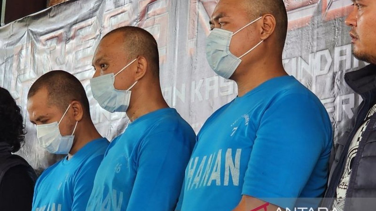 Polda Jawa Tengah berhasil meringkus komplotan perampok toko kelontong di Pati yang membawa kabur uang Rp261 juta, dengan otak pelaku merupakan tetangga korban sendiri.